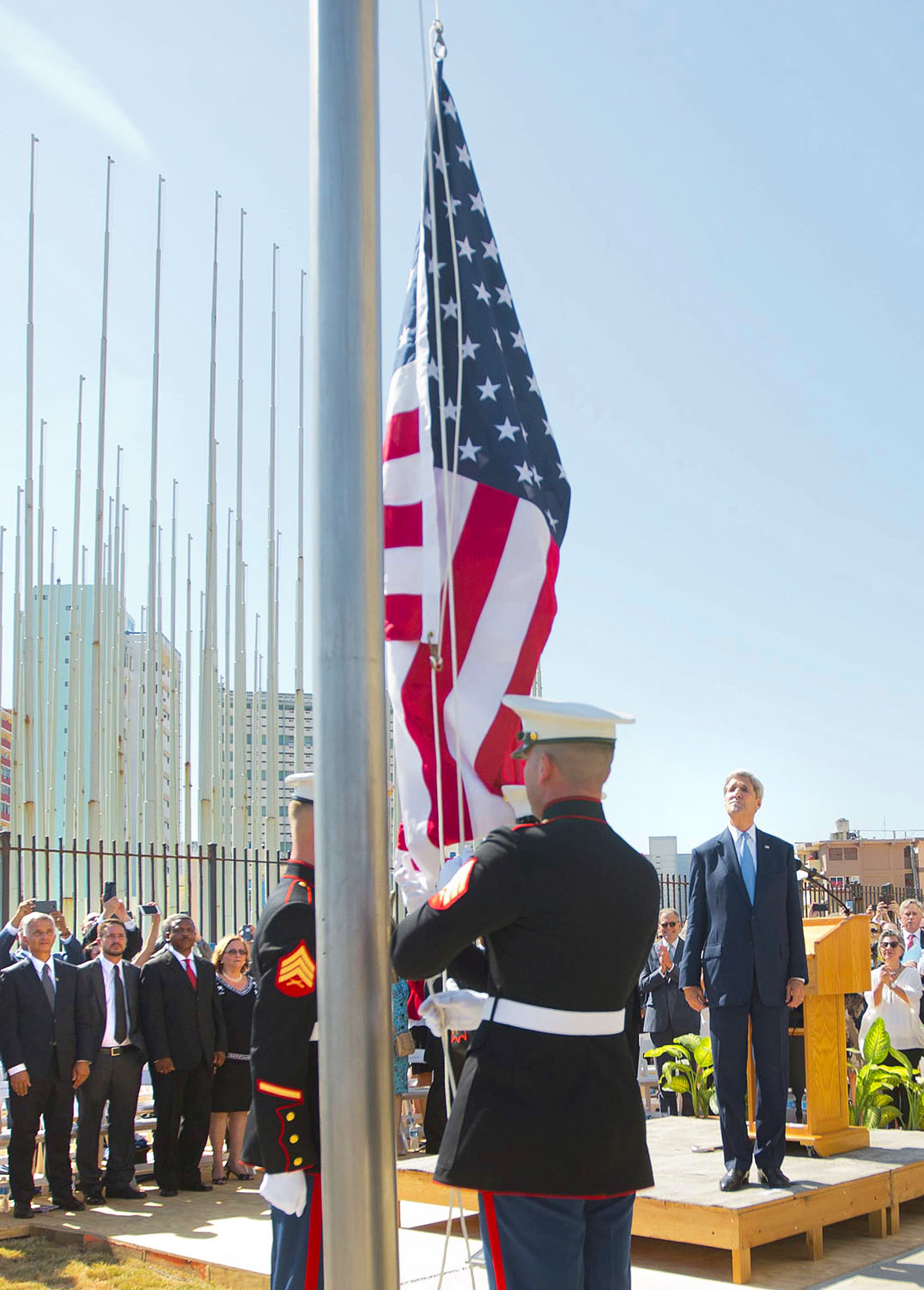 Mindjárt lobog. John Kerry (középen) az ünnepélyes zászlófelvonáson, a havannai amerikai nagykövetségnél