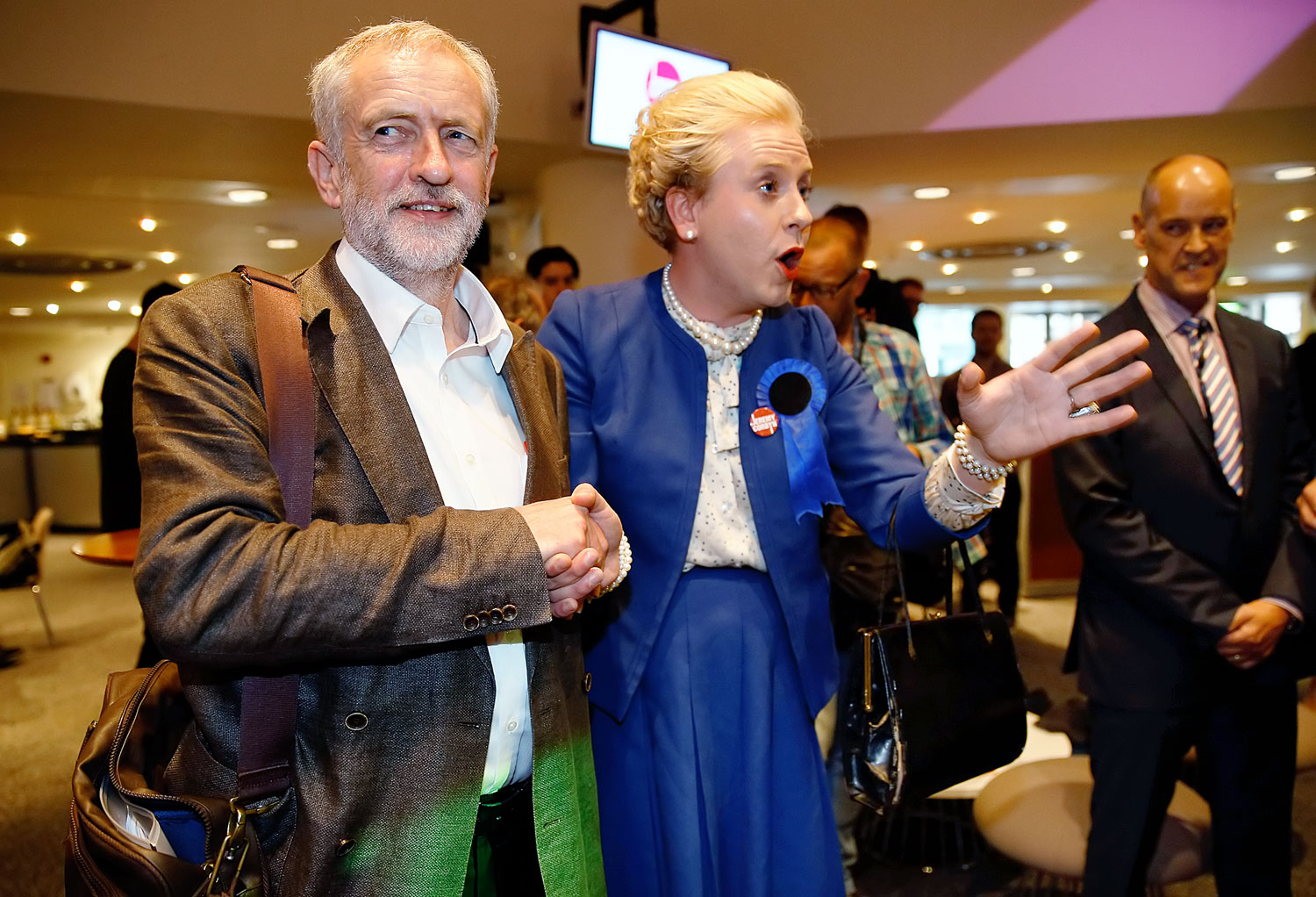 Jeremy Corbyn a Margaret Thatchernek öltözött Matt Tedford humoristával fog kezet