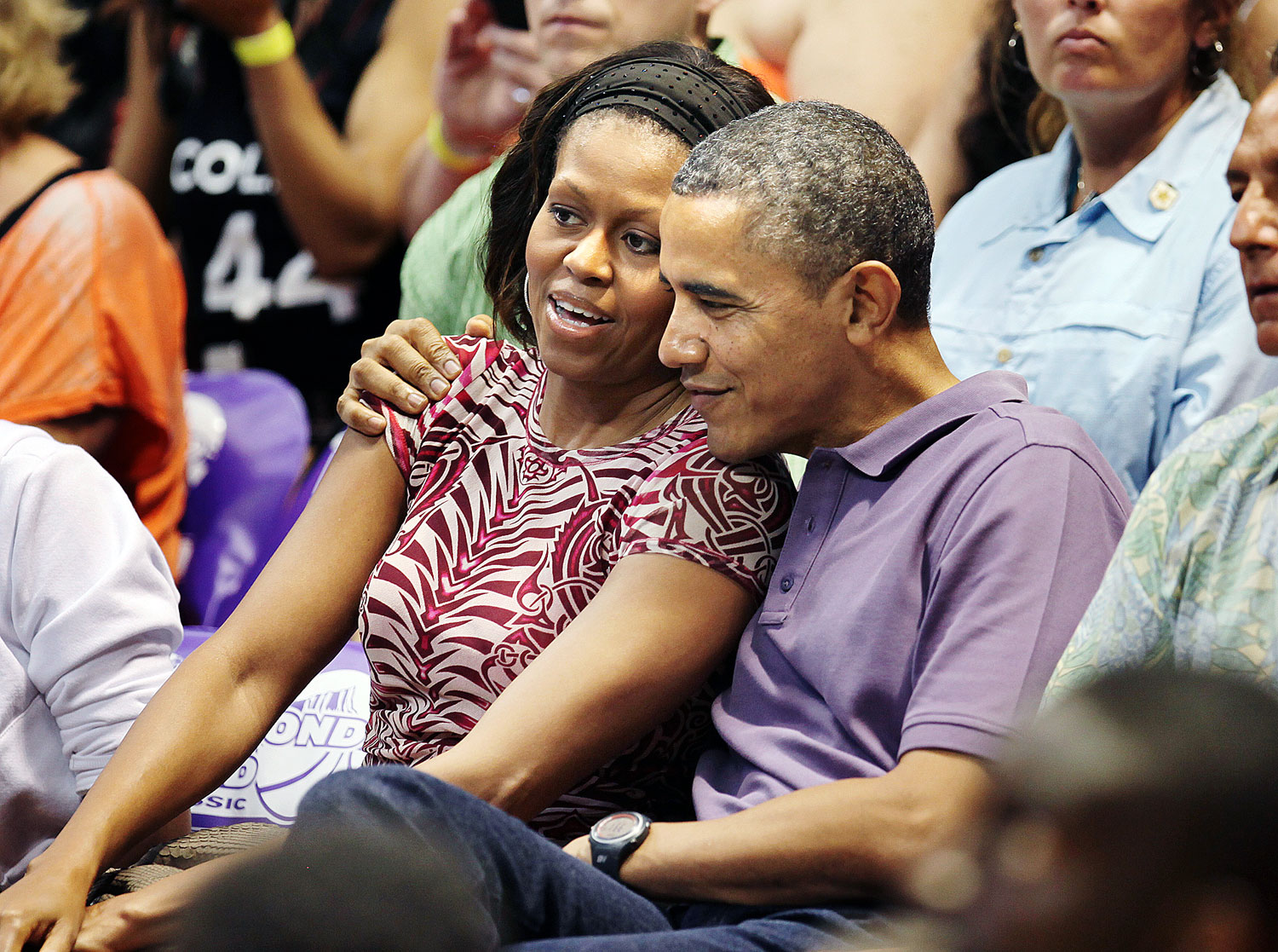 Barack Obama a first ladyt karolja át nyilvános rendezvényen