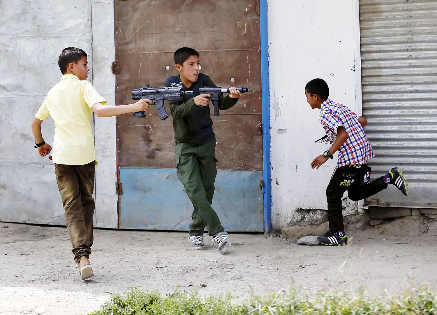 Kabuli játékháború, játék fegyverekkel