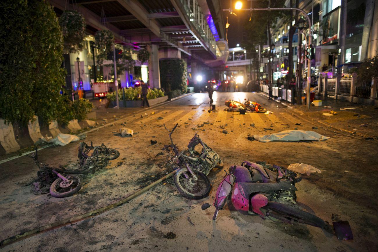 Motorbicikli-roncsok a merénylet helyszínén. Bangkokban ritka a terror