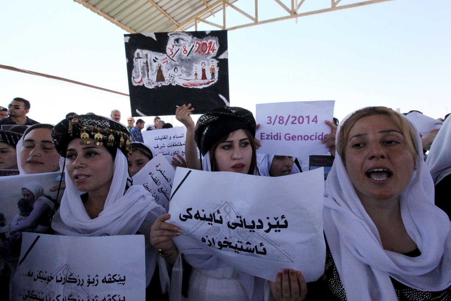 Jazidi női menekültek tüntetnek az ENSZ misszió irodájánál Bagdad mellett 