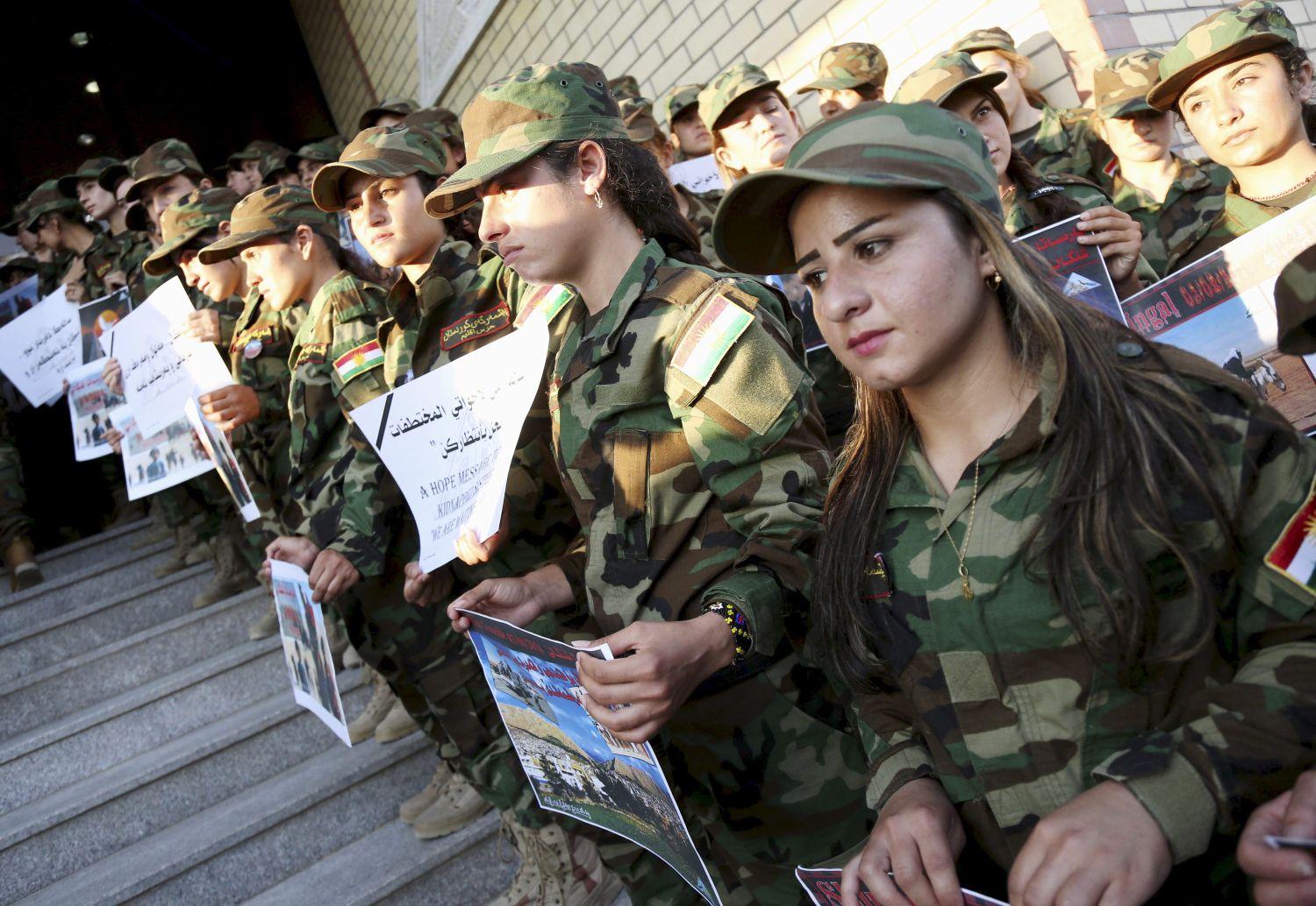 Jazidi női harcosok készülődnek Dohukban