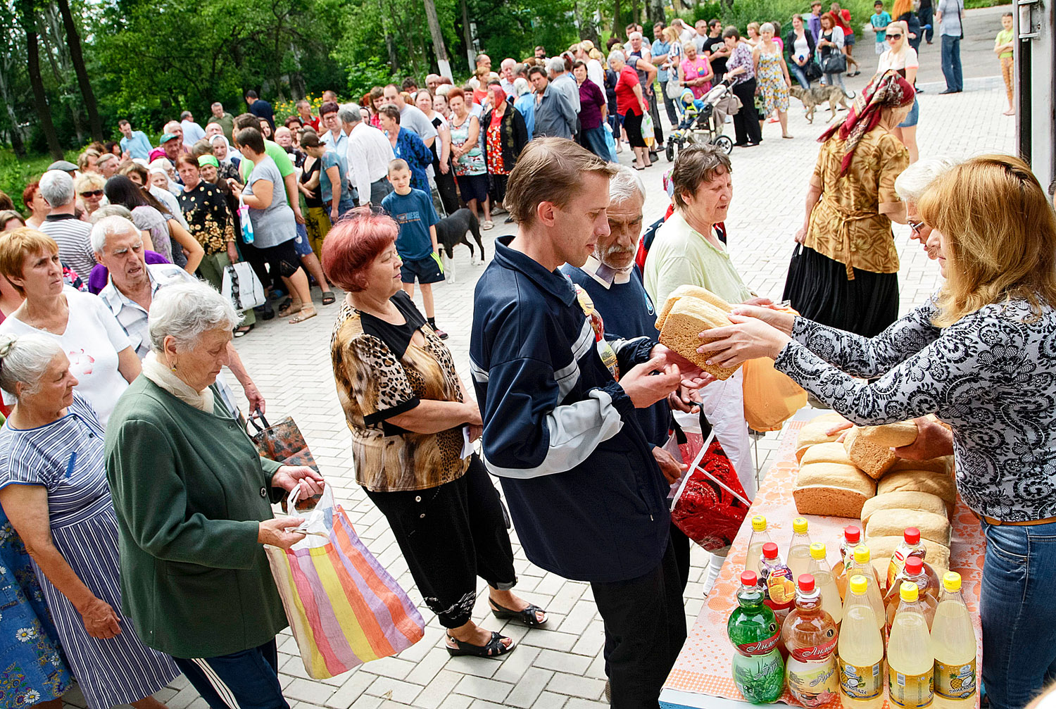 Ukrajna, késő tavasz: hosszú sorok állnak az élelmiszert osztó önkéntesek standjai előtt