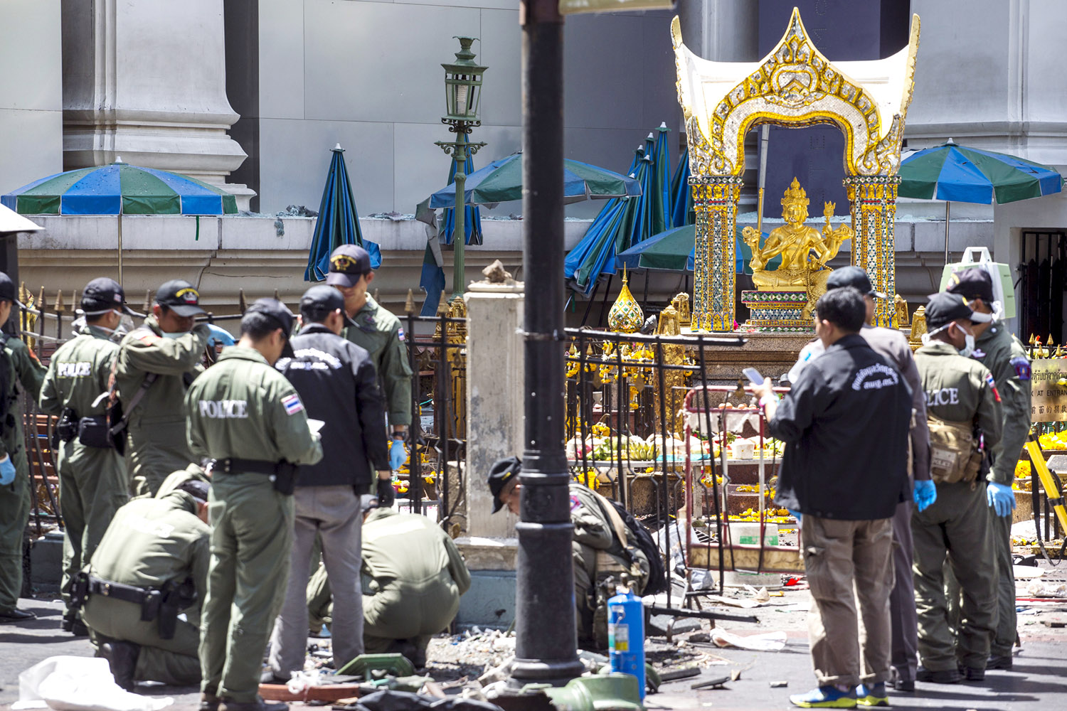 Thai szakértők nyomok után kutatnak az Erawan-szentélynél