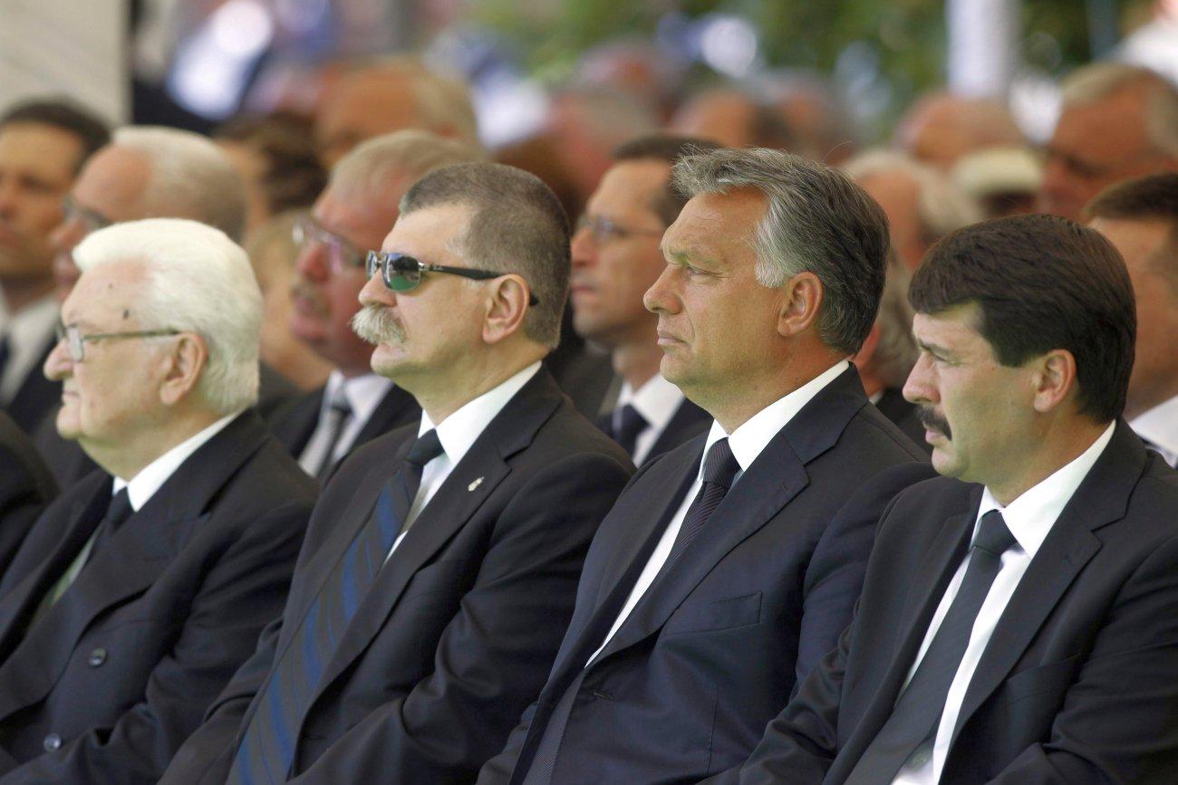 Áder Jánost már csak a protokoll rendezi Orbán közelébe - itt Szabad György temetésén