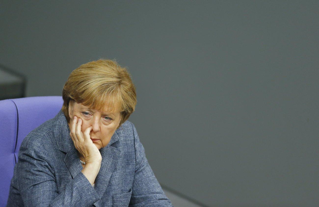 Angela Merkel egy felszólalót hallgat a parlament alsóházában