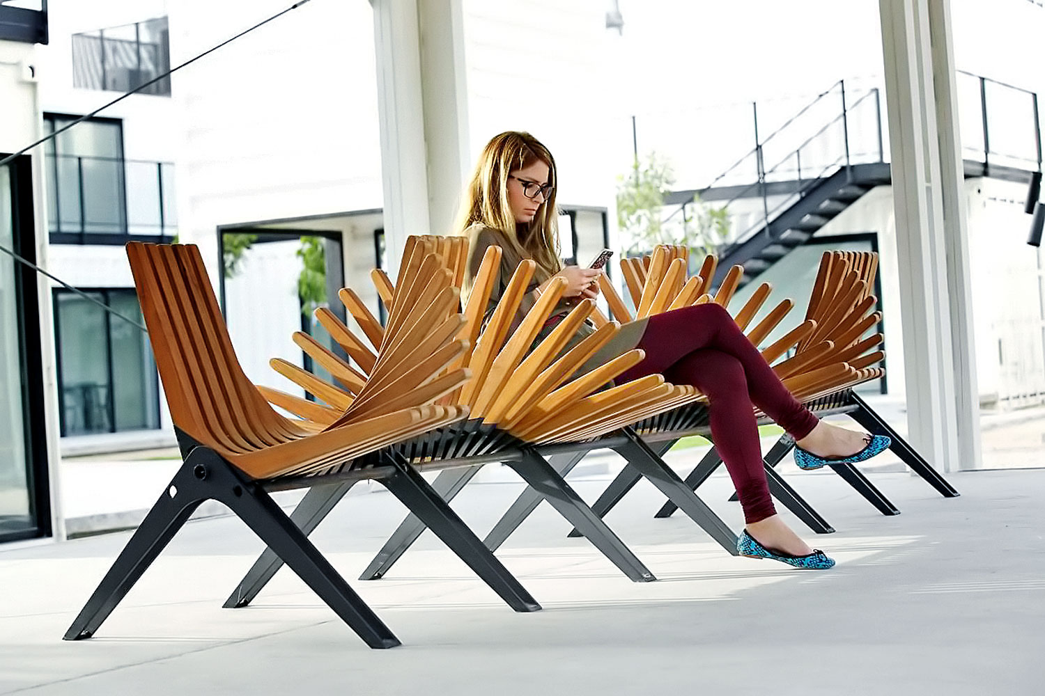 A 73 darab tikfa bumeráng alkotta ülőfelületet a tervezőnő teszteli