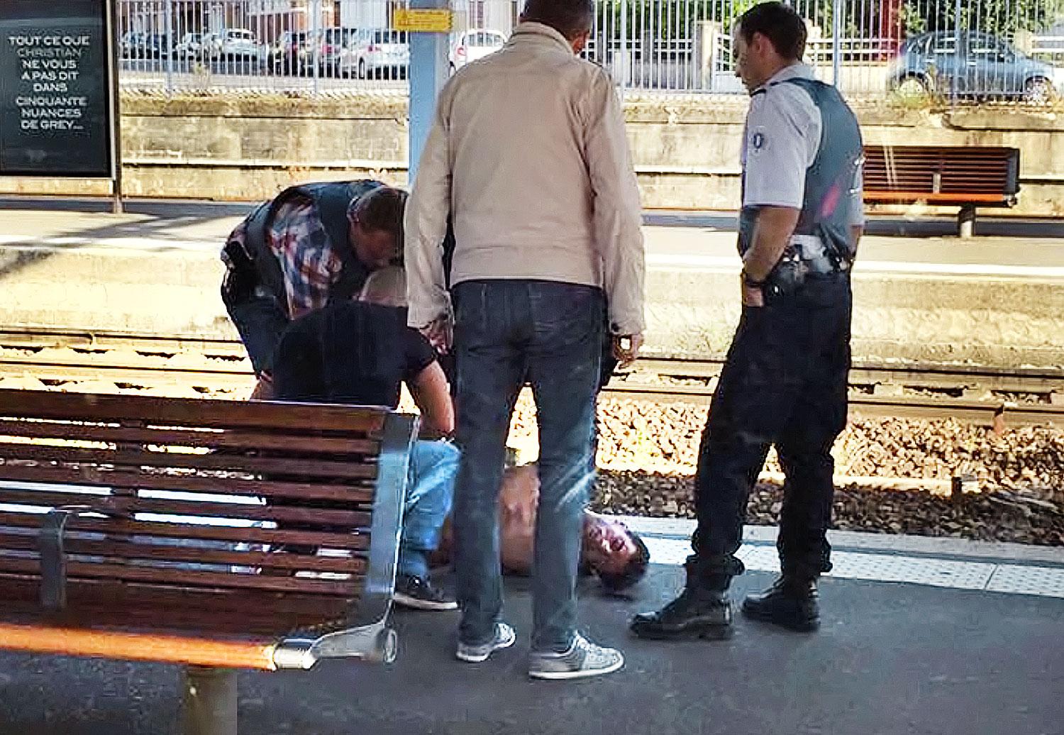 A hatóságoknak „alig” maradt dolga: a gyanúsítottat az utasok fékezték meg