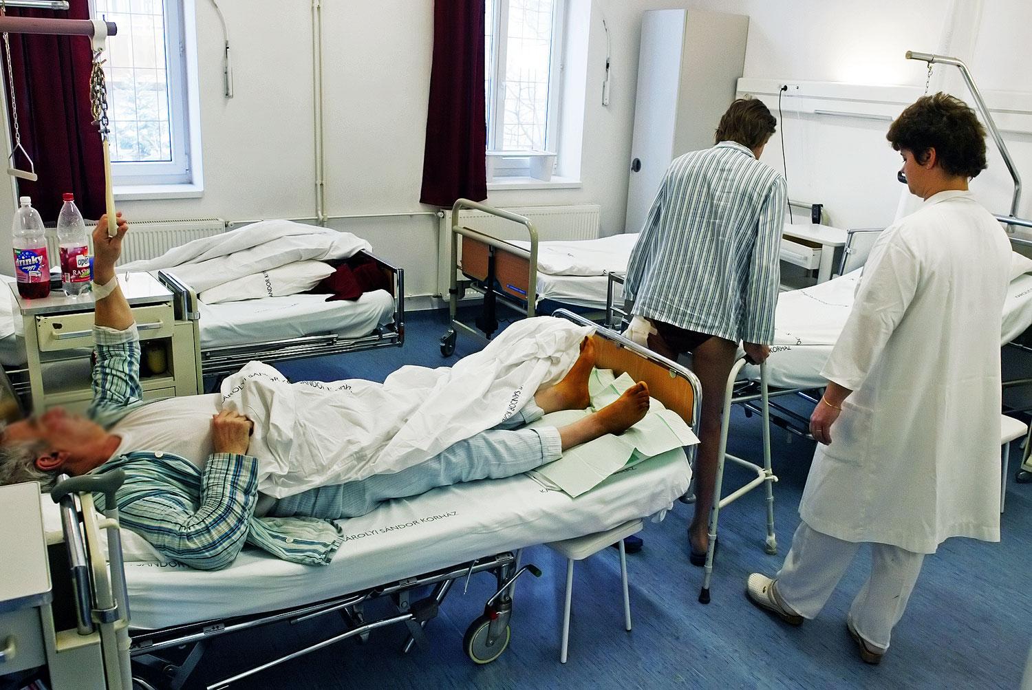 Kelj fel, és járj! – ez a jelszó a Károlyi kórház betegeinek 
