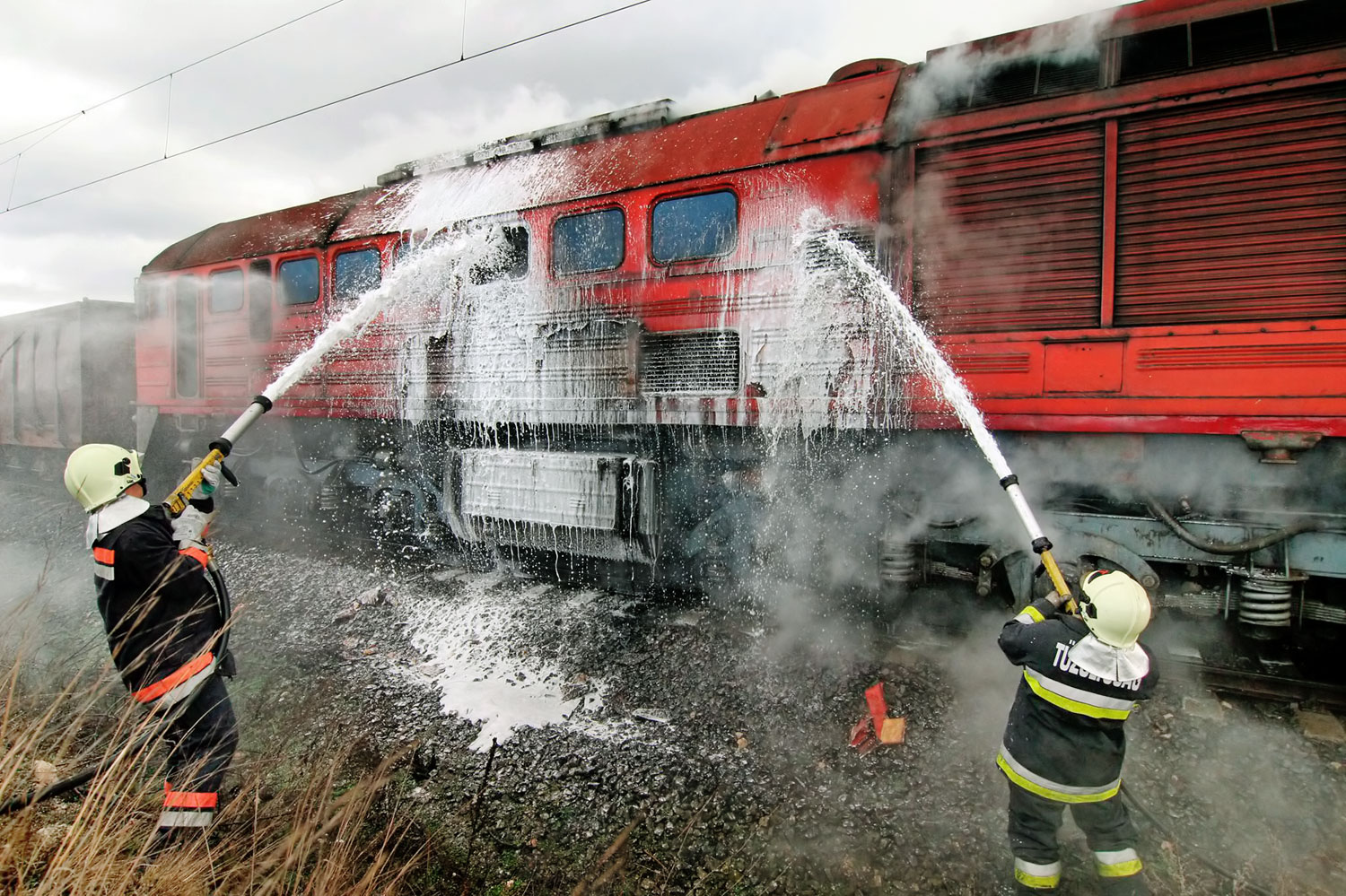 Tűzoltók küzdenek egy dízelmozdony lángjaival Hajmáskér és Öskü között
