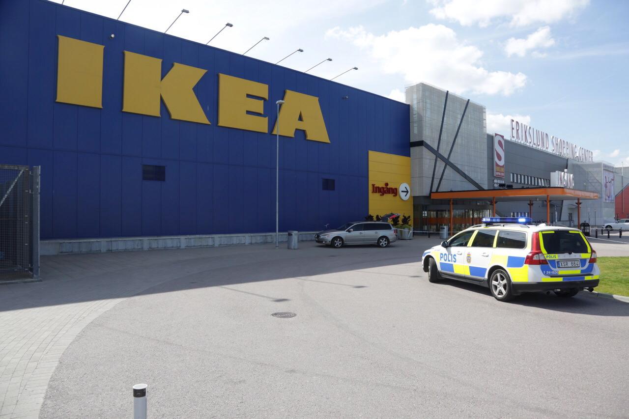 Vasterasi támadás: rendőrautó az IKEA előtt