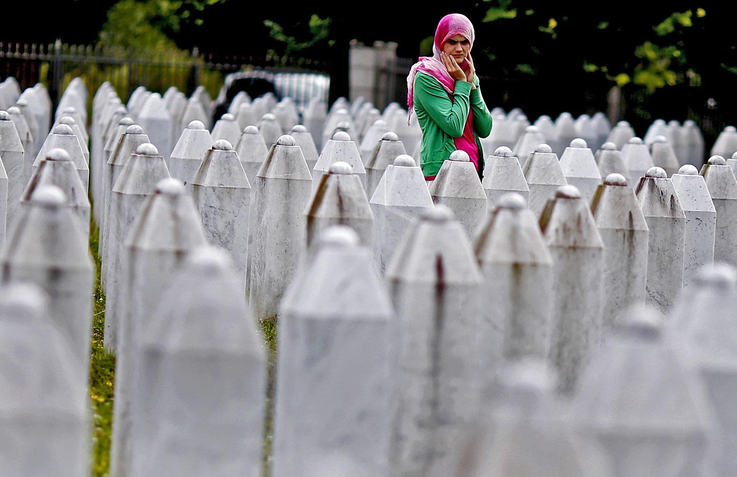 Egy asszony áll hozzátartozójának sírjánál a boszniai Potocariban lévő emlékhelyen. Ma itt temetik el a húsz évvel ezelőtti mészárlás 136., újonnan azonosított áldozatát