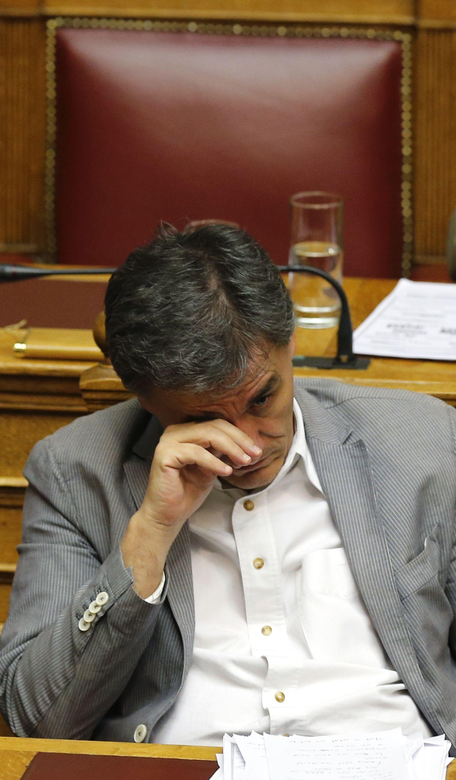 Euclid Tsakalotos görög pénzügyminiszter a parlament pénteki ülésén - feladták a harcot
