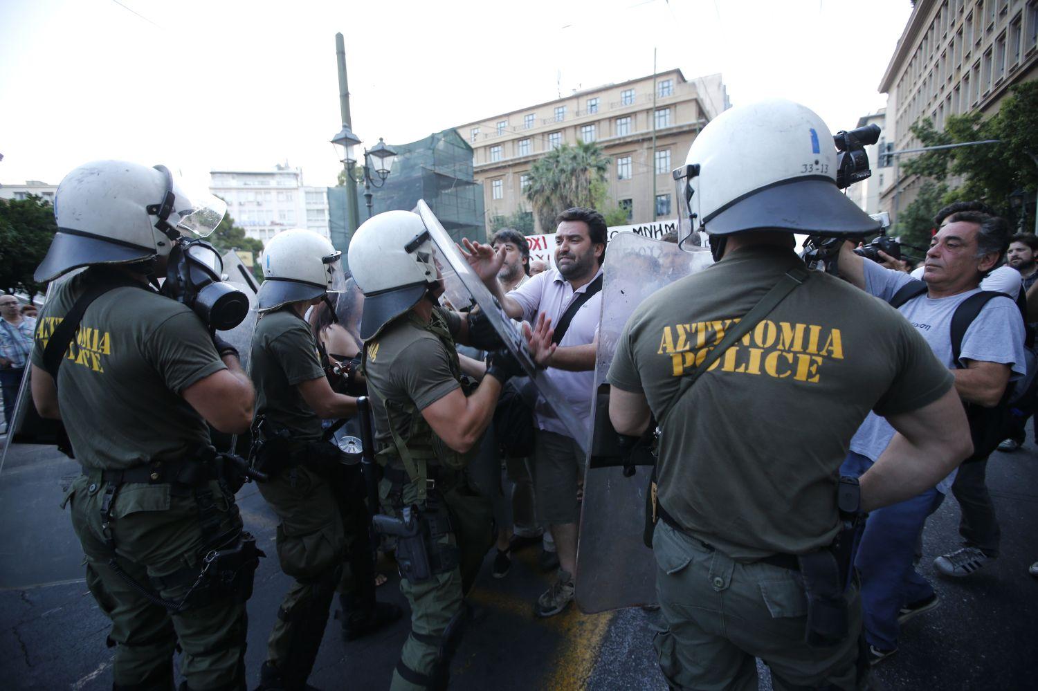 Nem mindenki adta fel: EU-ellenes tüntetők csaptak össze a rohamrendőrökkel pénteken Athénban