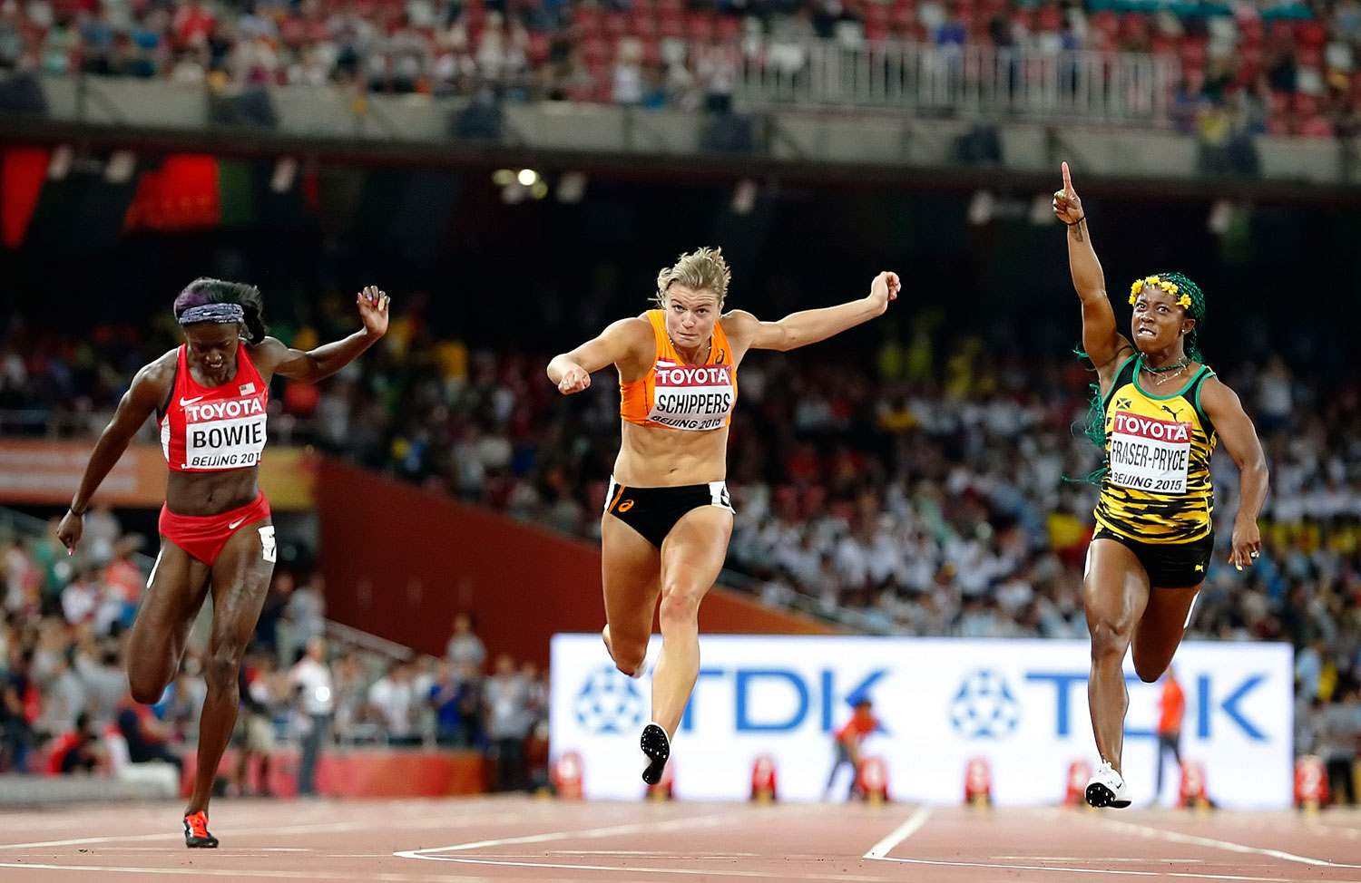Hármas befutó: Fraser-Pryce (jobbról), Schippers és Bowie a női 100 m céljában