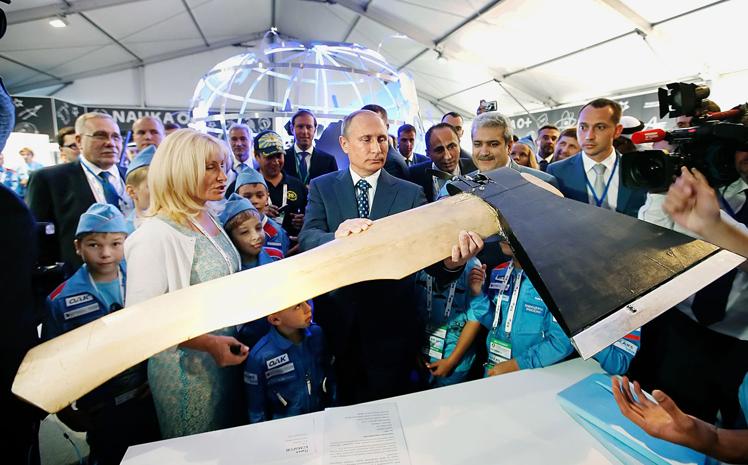 Baltának látszik, de valójában repülőgép. Vlagyimir Putyin orosz elnök a moszkvai légiszalonon, az ifjú konstruktőrök pavilonjában
