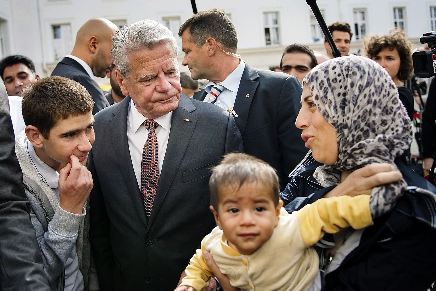 Joachim Gauck német államfő egy menedékkérőket befogadó berlini állomáson