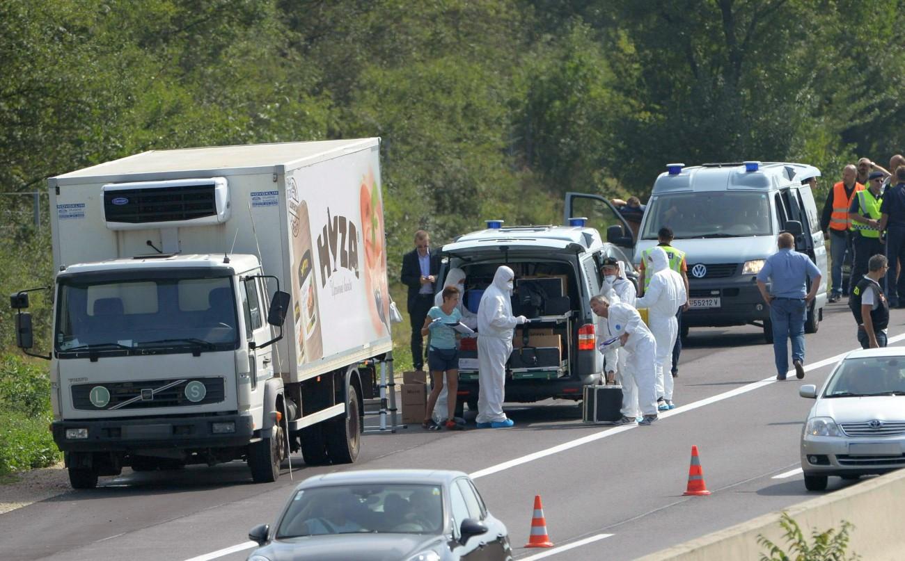 Helyszínelés a több tucat halottat rejtő teherautónál