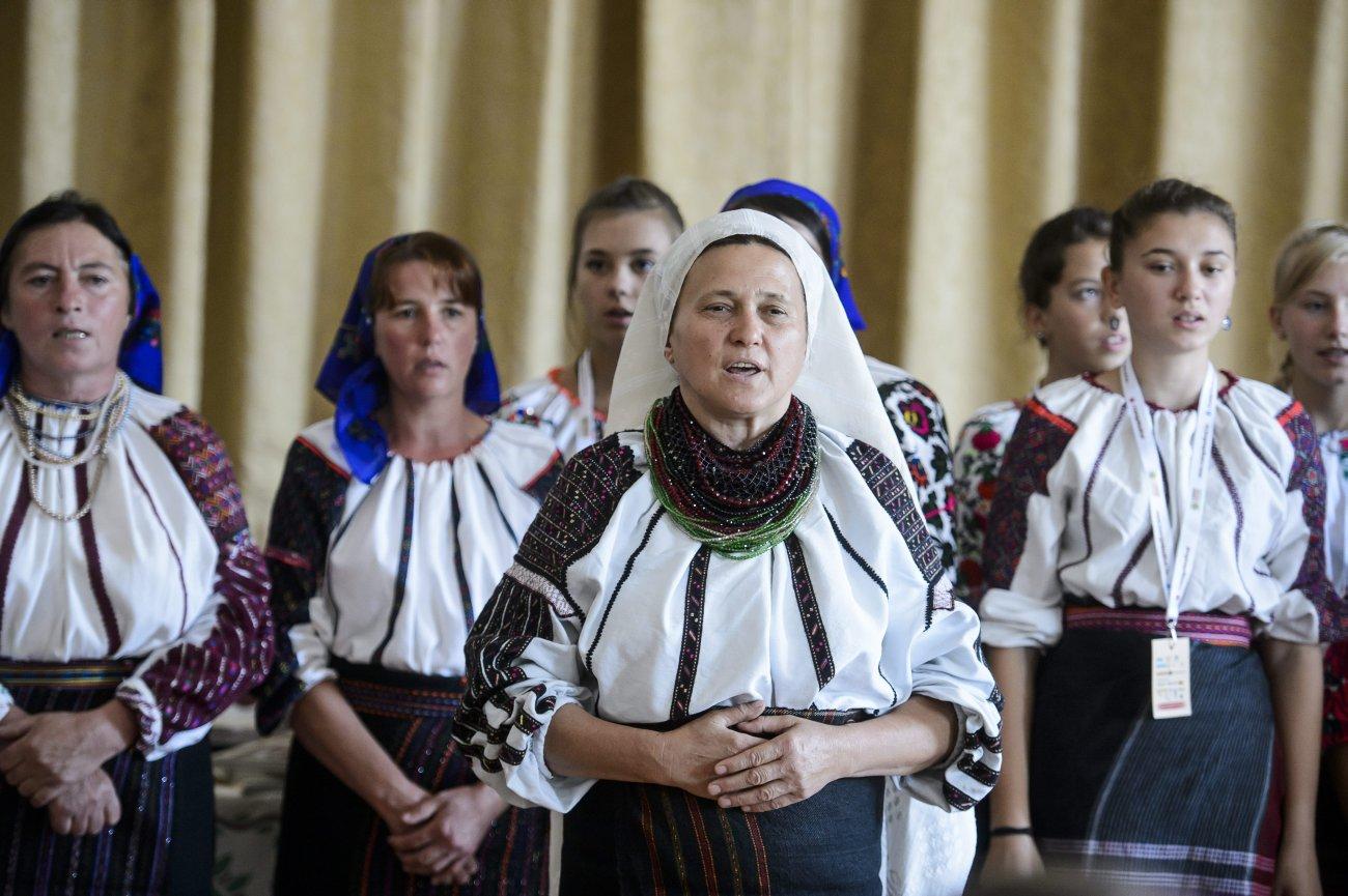 Petrás Mária (középen) énekel a XXV. Csángó Fesztiválon Jászberényben