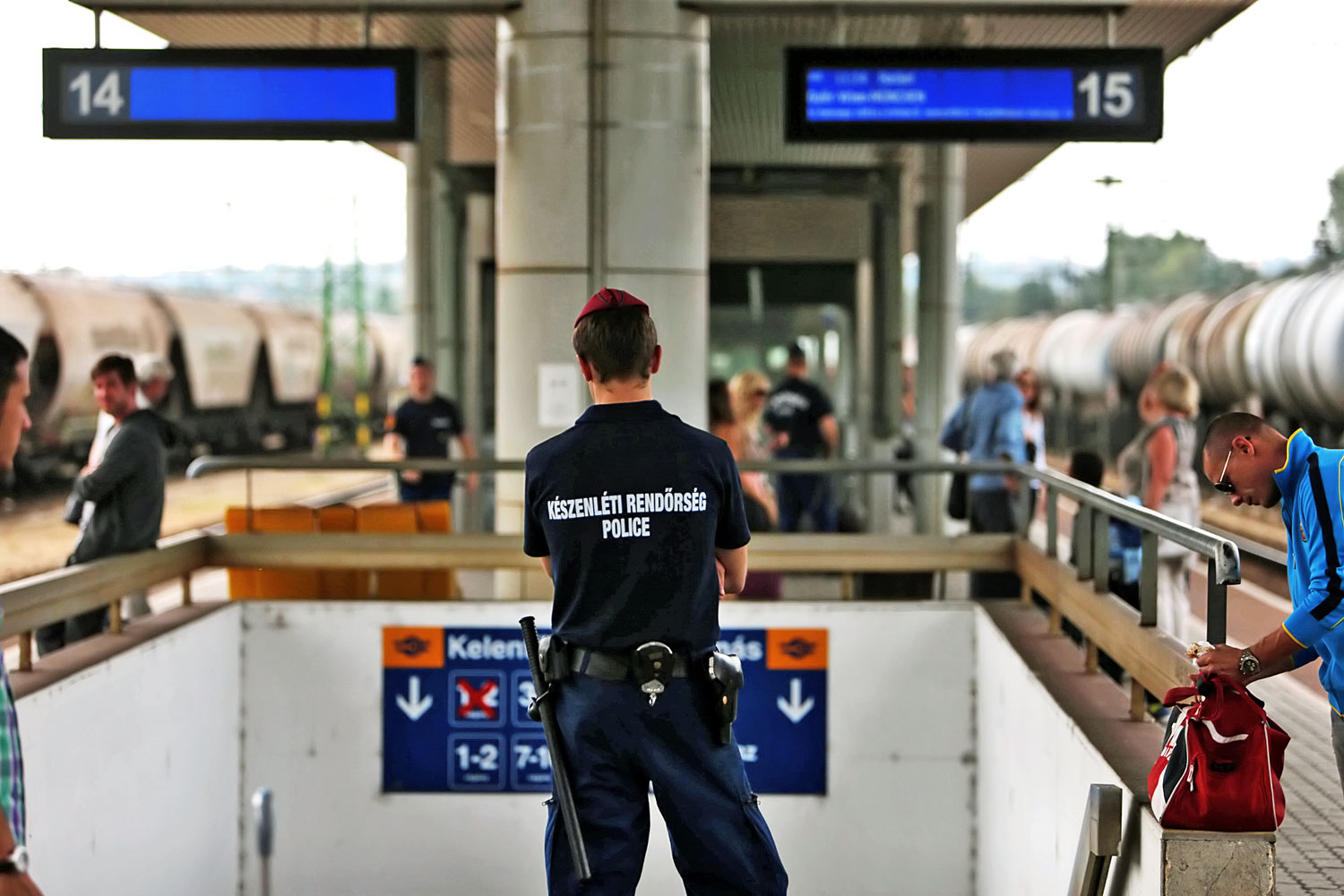 A rendőrök már a peronra sem engedik fel Kelenföldön a menekülteket
