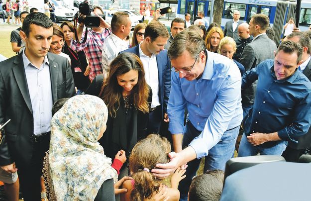 Szerbia kormányfője, Alekszandar Vucsics menekültekkel barátkozik
