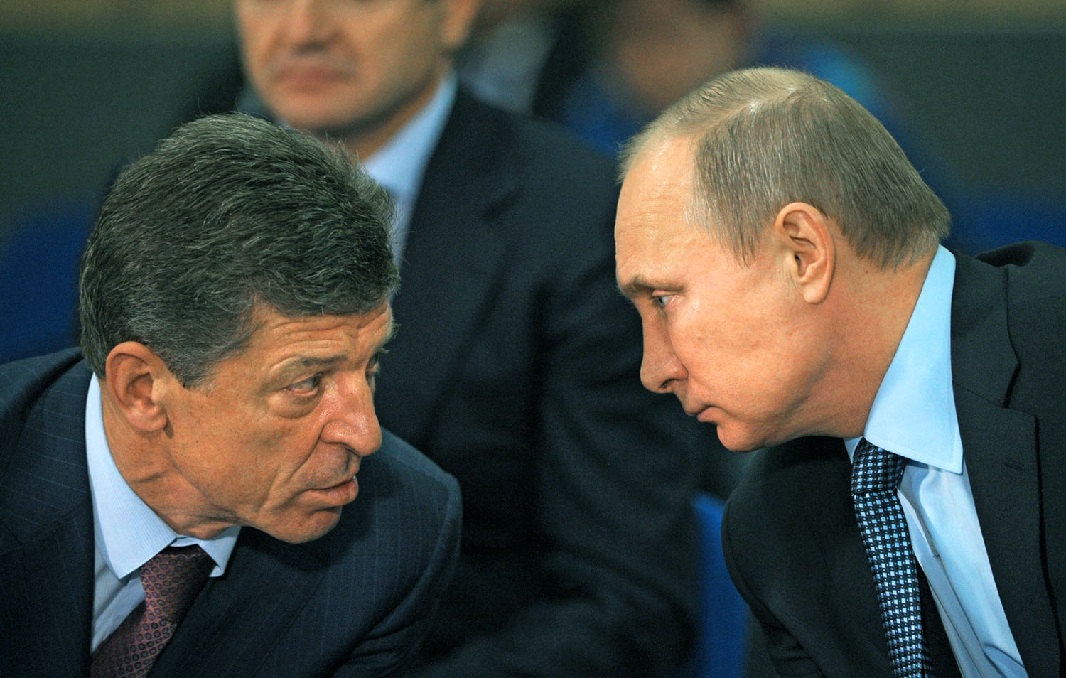 Kozak és Putyin. Előbbi a Krím annektálása miatt szerepel a tiltólistán