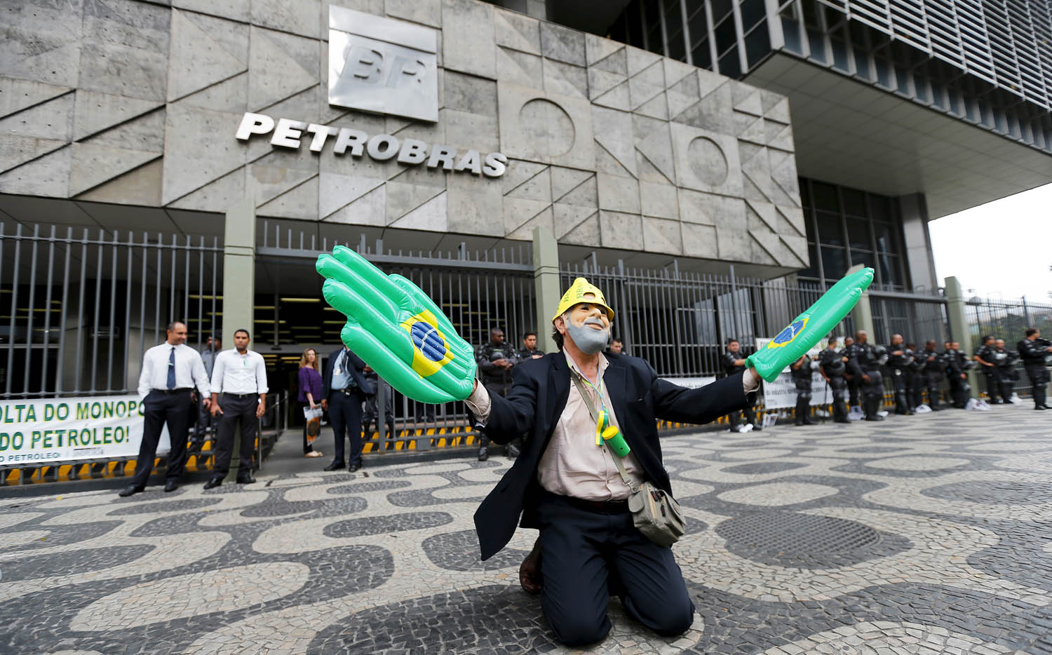 Demonstráló a brazil olajvállalat székházánál. Jobb időket várnak