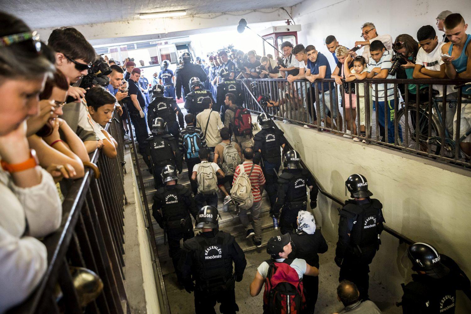 Befogadóállomásra kísérik a menekülteket a bicskei vasútállomásról 