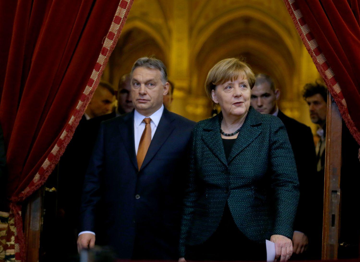 Angela Merkel és Orbán Viktor februári budapesti találkozójukon. Telefonon vitatják meg a migránskrízist