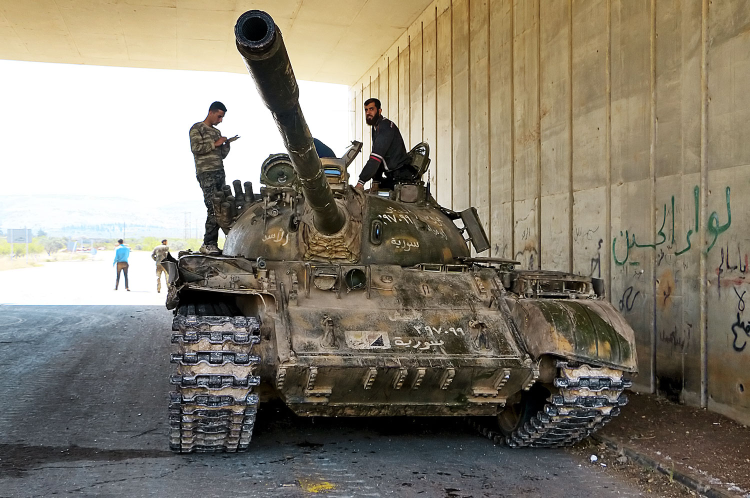 A Fatah Hadseregéhez tartozó felkelők a Latakiába vezető országút egyik aluljárójánál