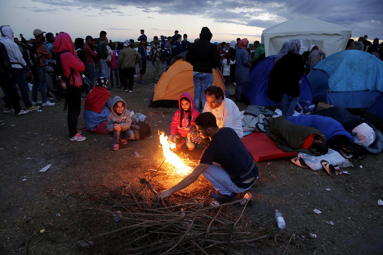 A menekültek tegnap este már tüzeket gyújtottak a röszkei gyűjtőponton