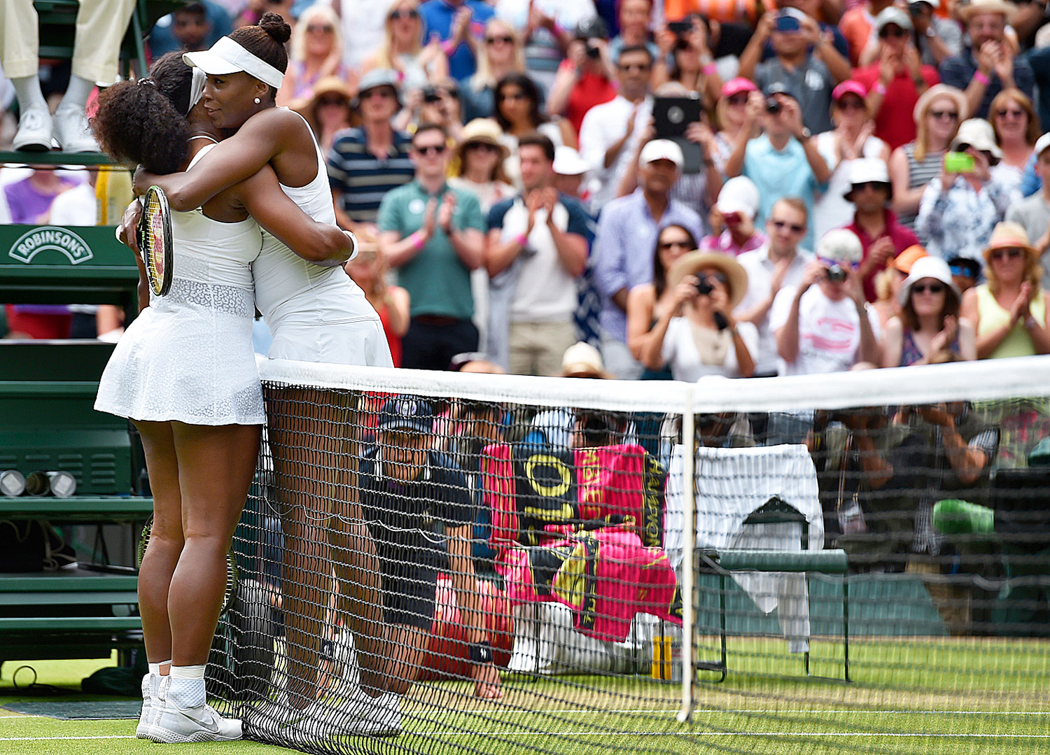 Júliusi emlék: Serena és Venus egymás nyakában