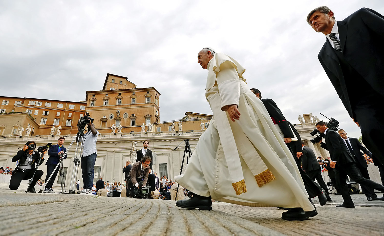 A pápa a Vatikánban. Lépést kell tartani a korral