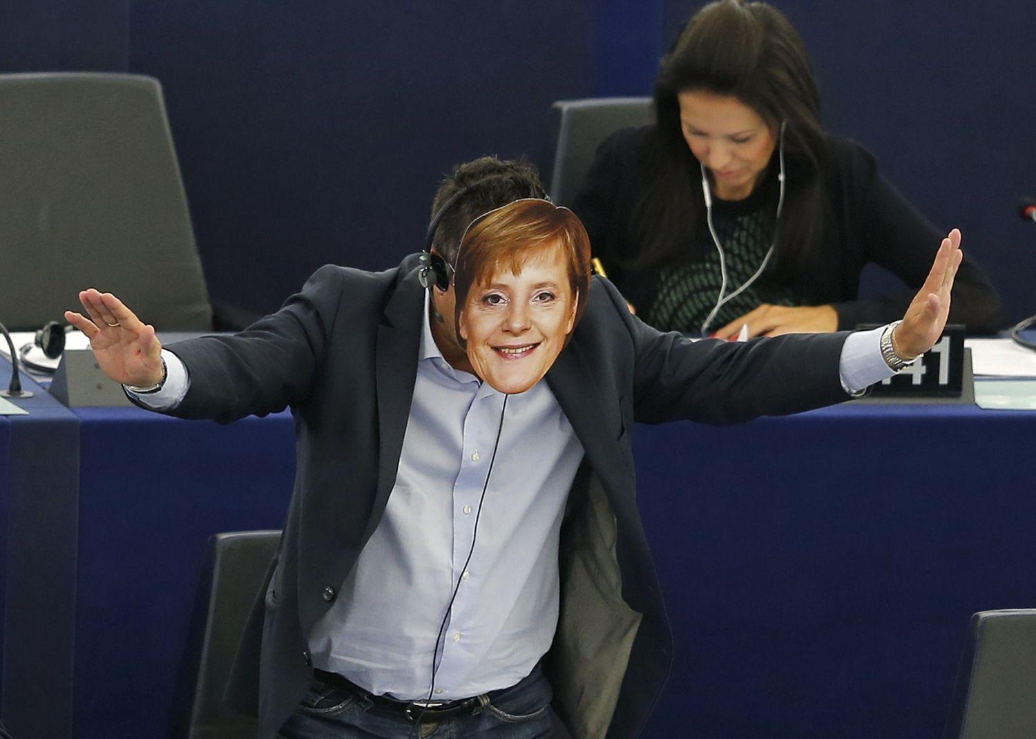 Gianluca Buonanno olasz EP-képviselő Merkel-maszkban csúfolja Juckert