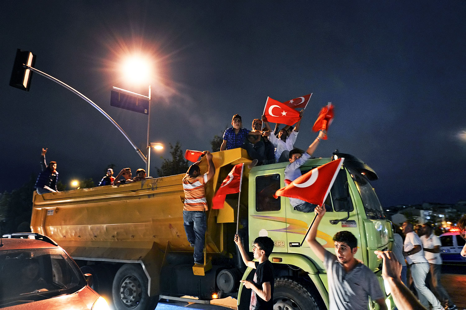 Nacionalista fiatalok tüntetnek Isztambulban. Nő a kurdellenes erőszak