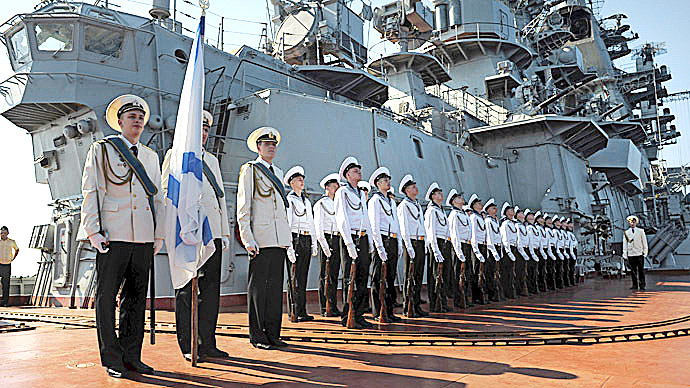 Orosz matrózok díszsorfala a tartúszi kikötőben