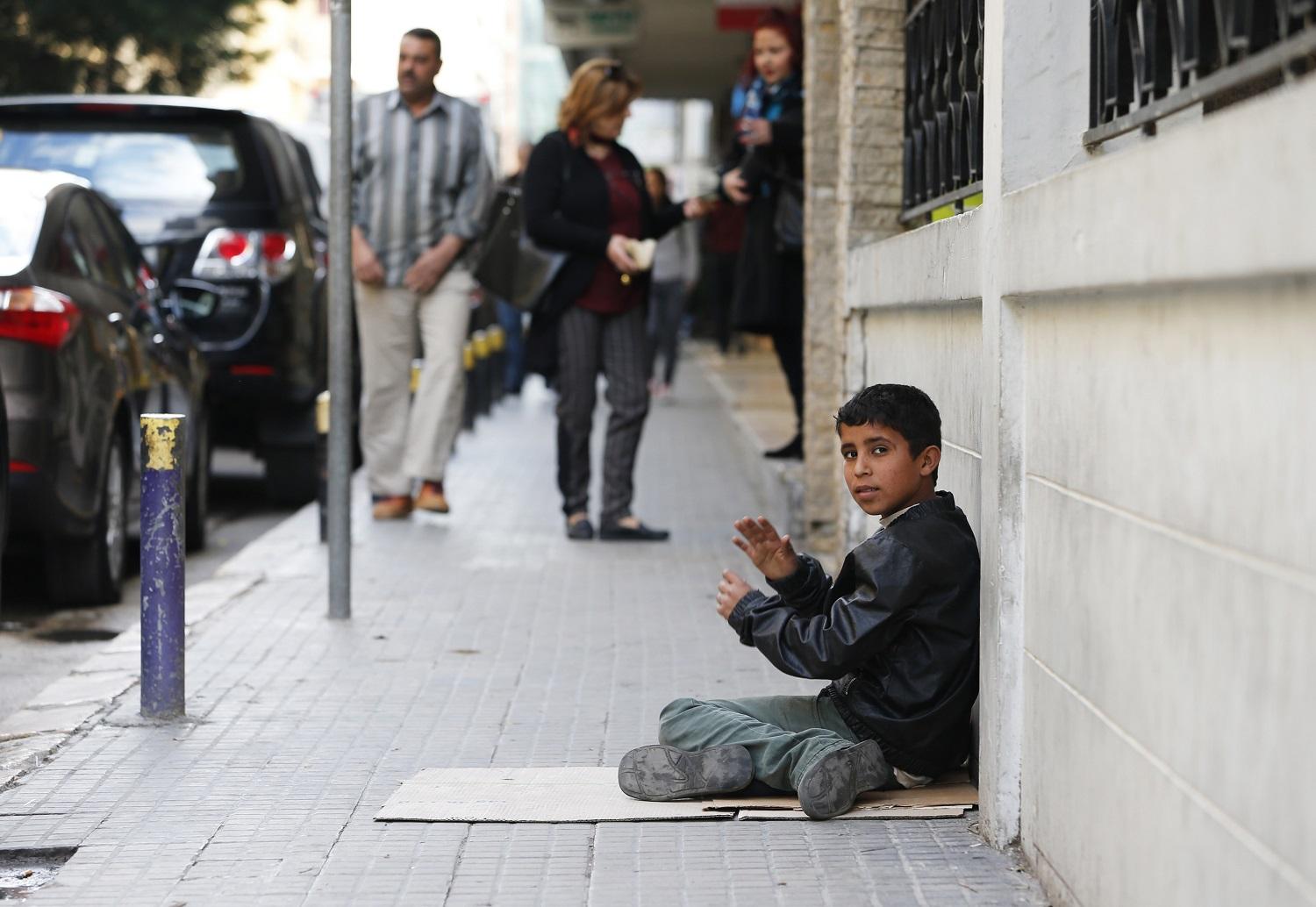 Kolduló kisfiú Bejrút utcáján
