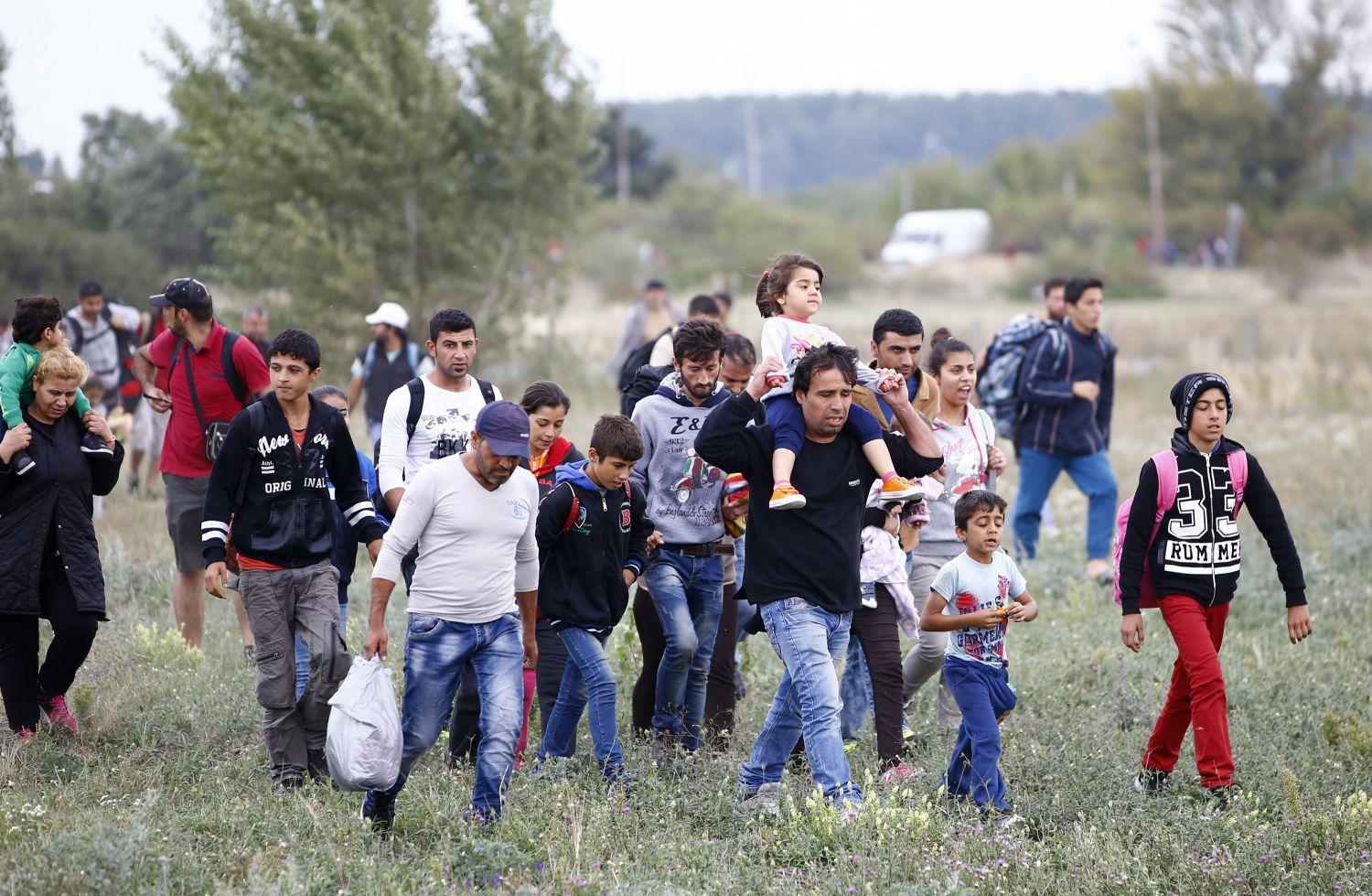 Menekültek újabb csoportja ért át a határon Nickelsdorfnál