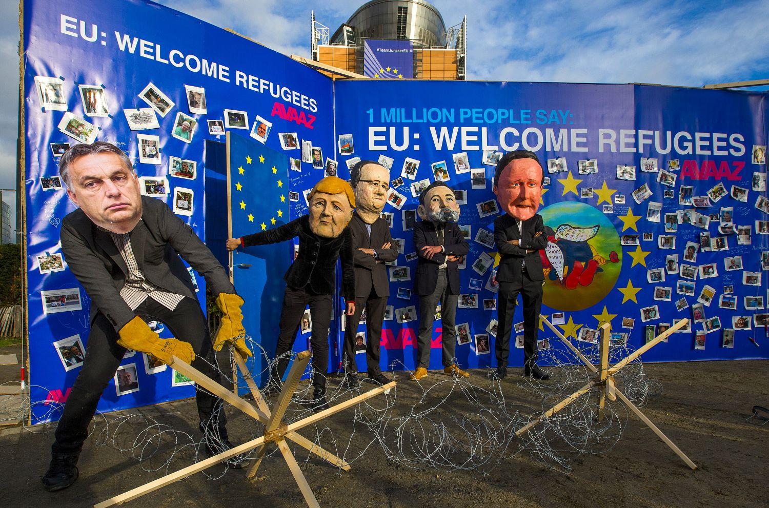 Az Avaaz civil aktivista csoport tagjainak performansza Brüsszelben, az EU-csúcsra időzítve (a maszkok balról jobbra: Orbán Viktor magyar miniszterelnök, Angela Merkel német kancellár,  Francois Hollande francia államfő; Mariano Rajo spanyol és David