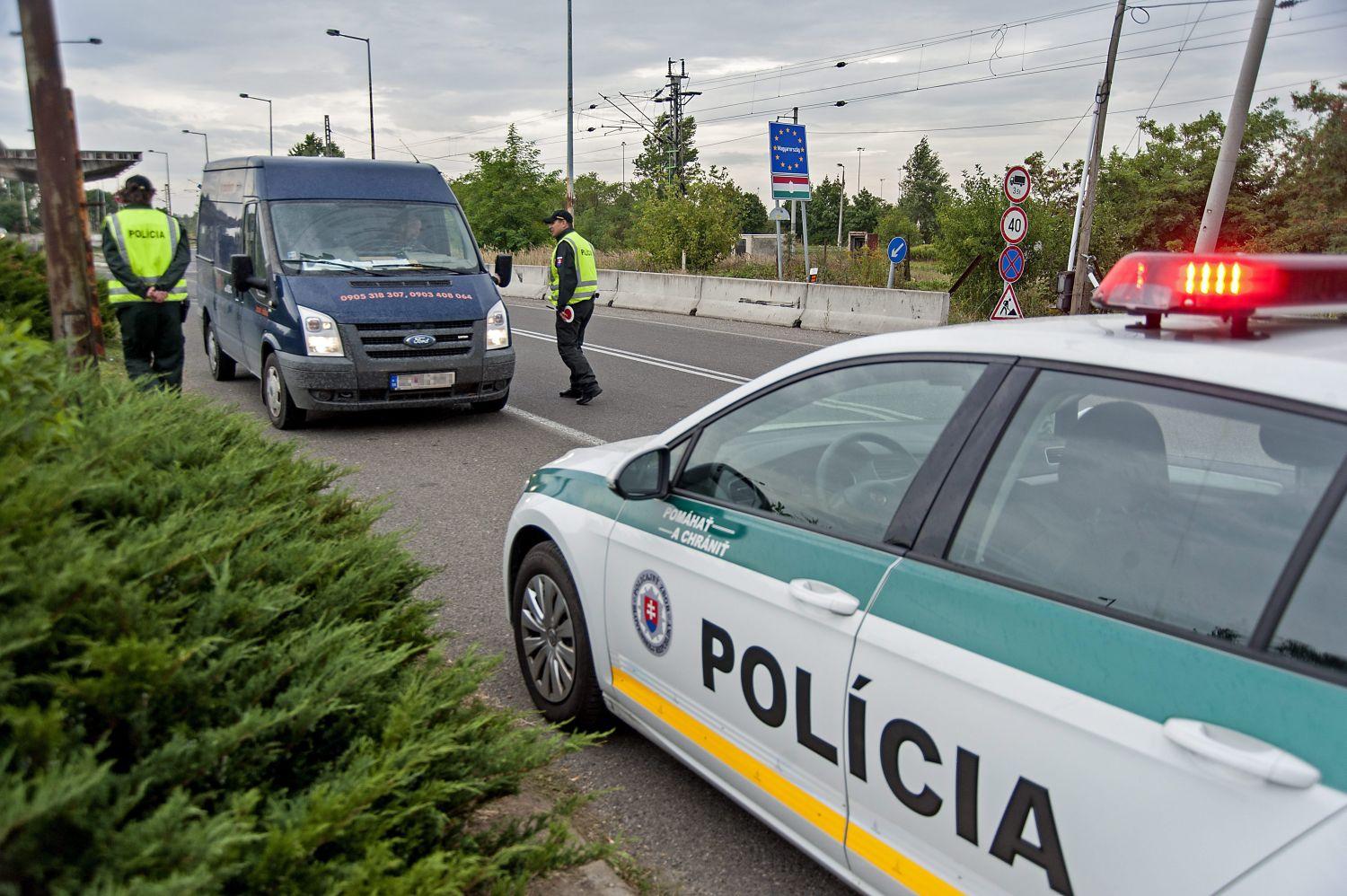 Szlovák rendőrök szúrópróbaszerű ellenőrzést tartanak a Rajka-Dunacsún (Cunovo) határátkelő szlovák oldalán 