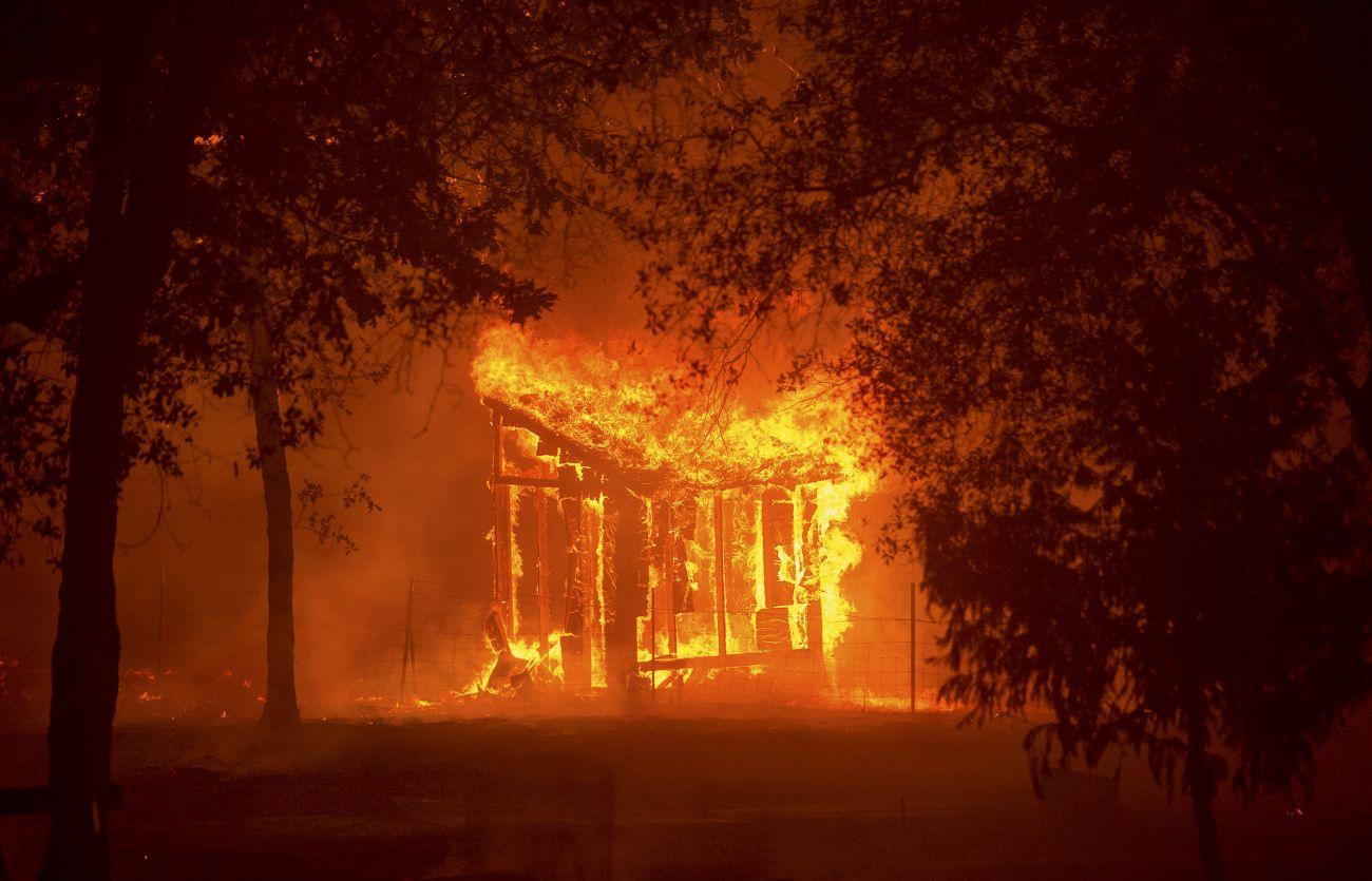 A lángok több ezer épületet fenyegetnek