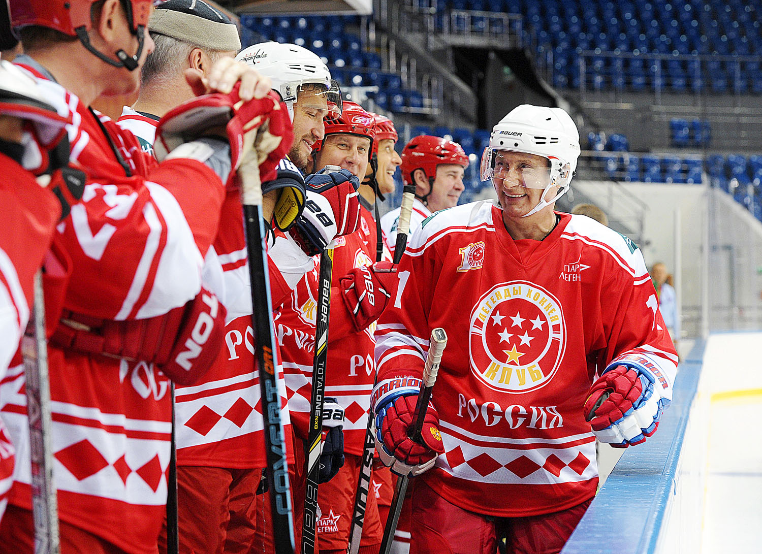 Erős csapat. Vlagyimir Putyin (jobbra) és az NHL-ben, a Washington Capitalsben játszó orosz sztár, Alekszandr Ovecskin (balról a harmadik) egy jótékonysági jégkorongmeccsen Szocsiban