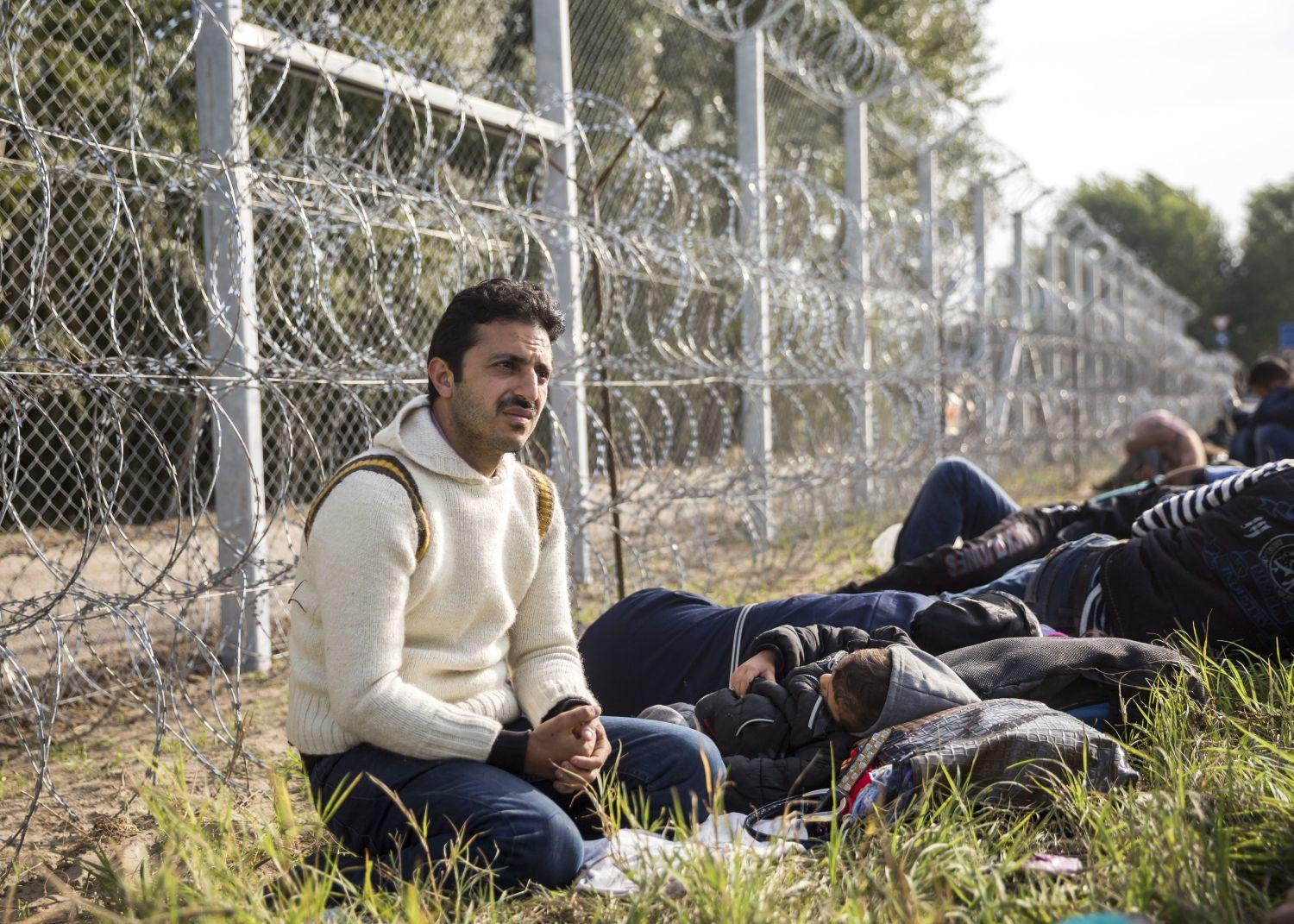 Menekültek a röszkei áteresztési pontnál, a szerbiai oldalon: patthelyzet