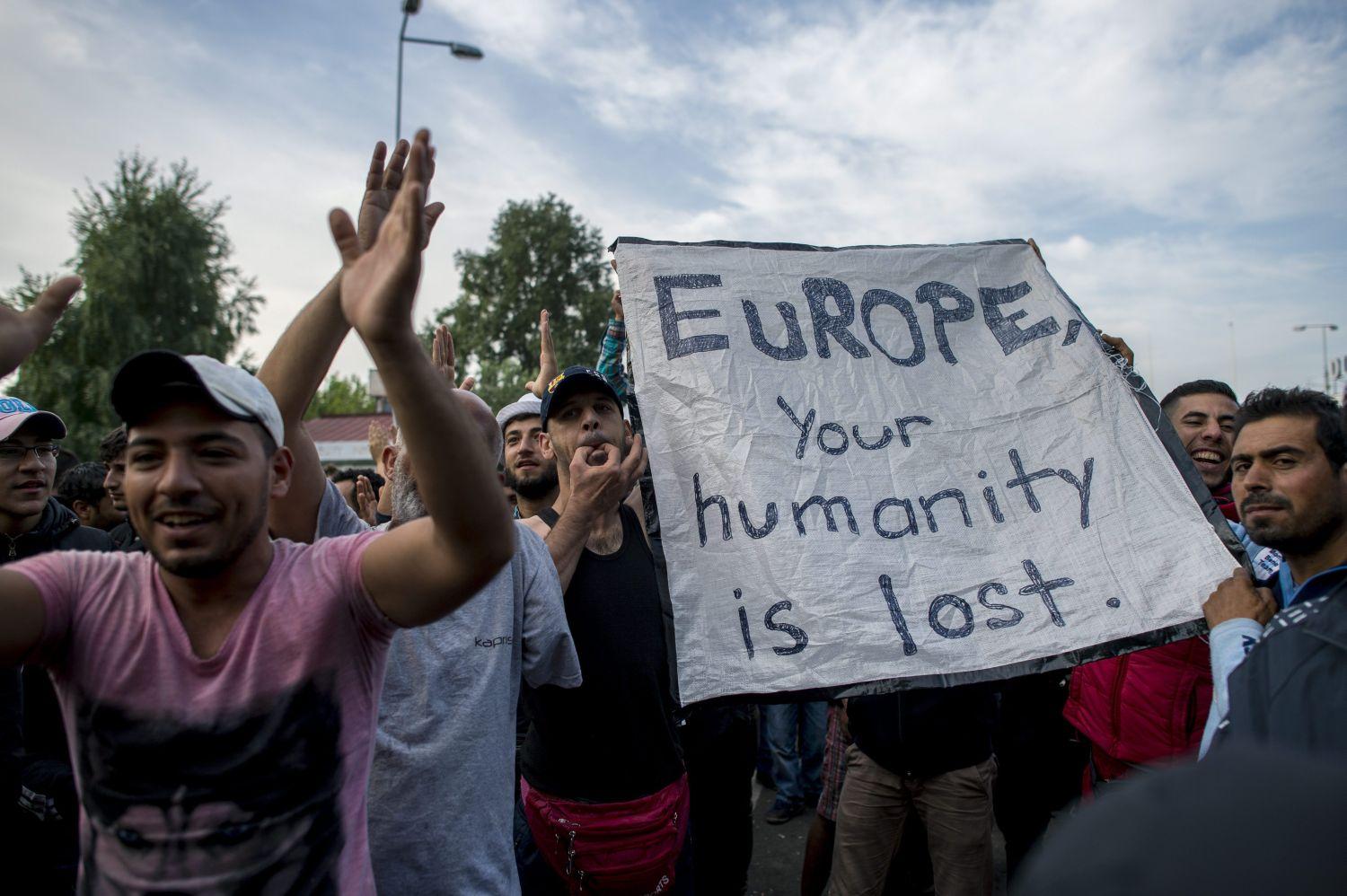 Európa, elveszítetted az emberisességedet! -  hirdeti transzparensén egy menekült a régi Horgos-Röszke határátkelőhely szerb oldalán 