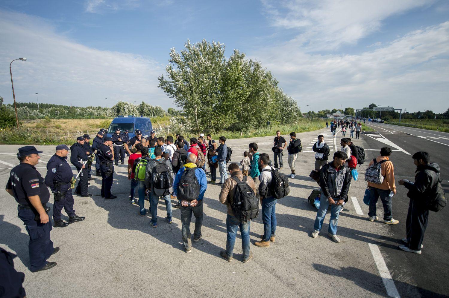 Szerb rendőrök állták el a migránsok útját a régi Horgos-Röszke határátkelőhely közelében 