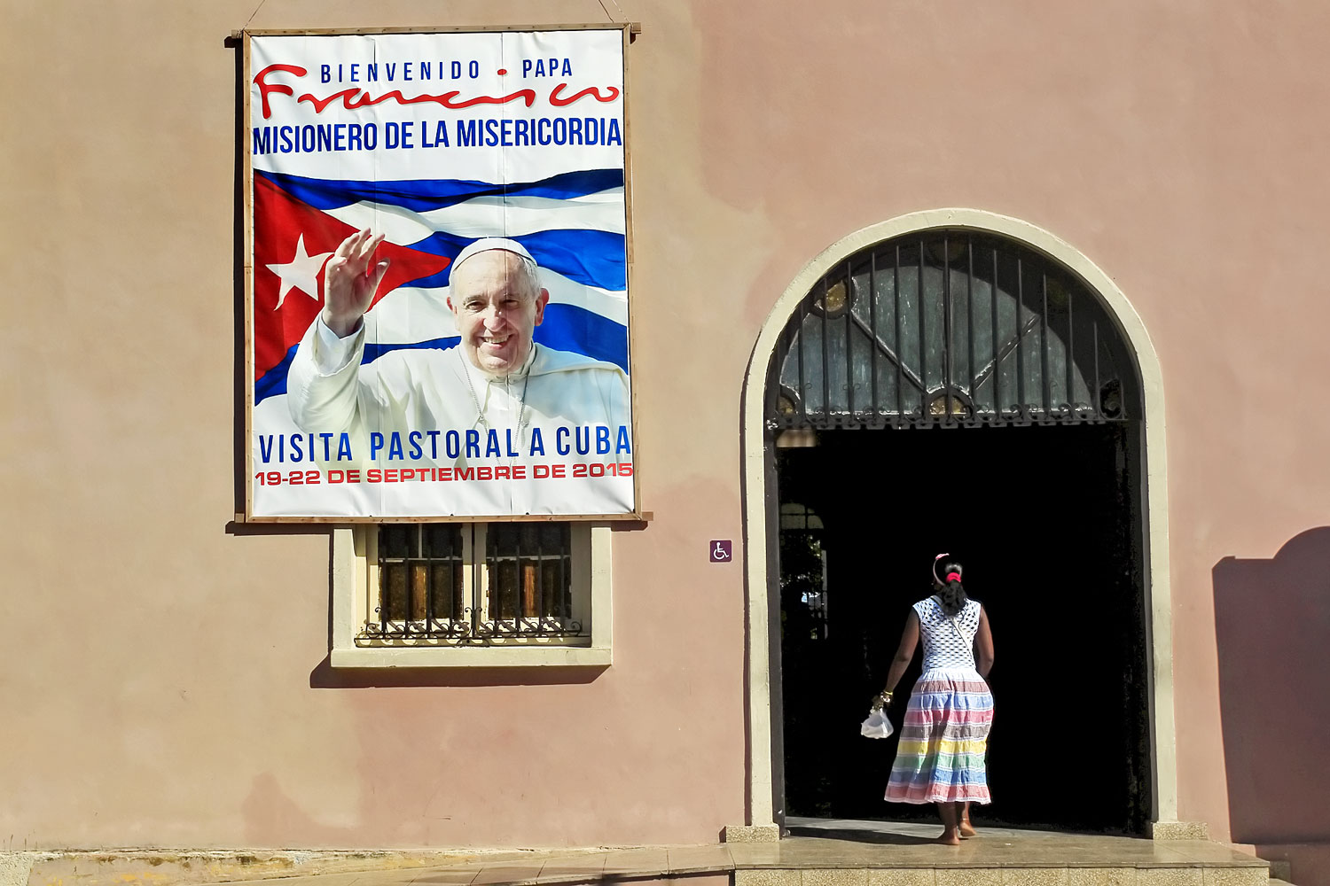 A nyugat-kubai Santiago de las Vegasban is a pápa arcképe díszíti a templomokat FOTÓ: REUTERS