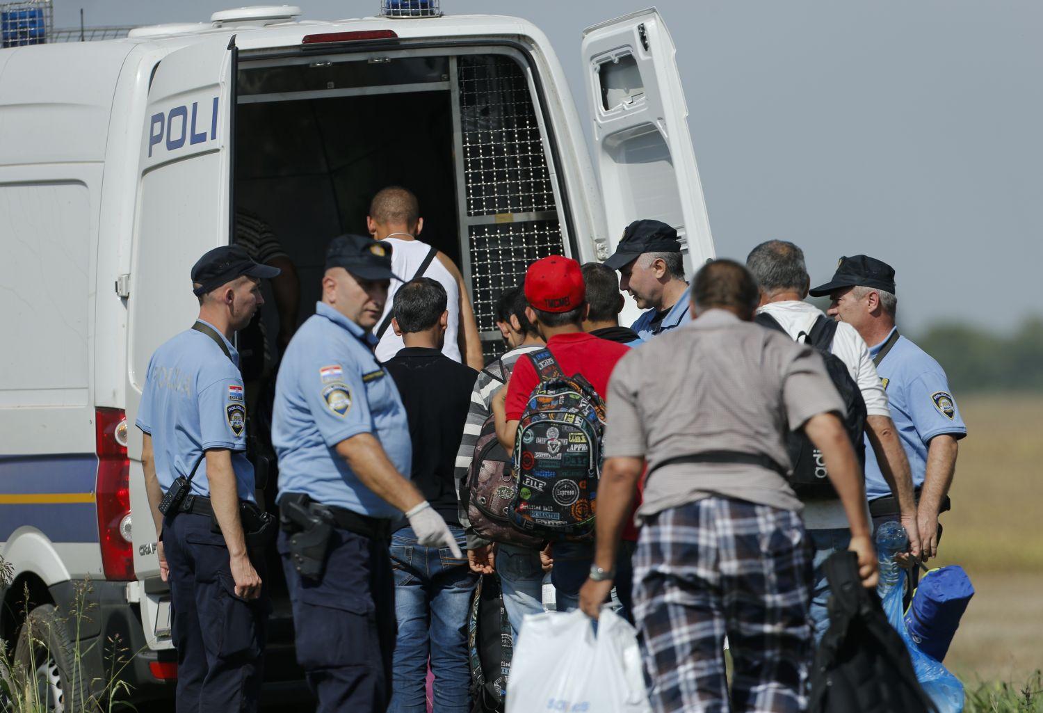 Horvát rendőrök gyűjtenek be menekülteket regisztrációra Tovarniknál