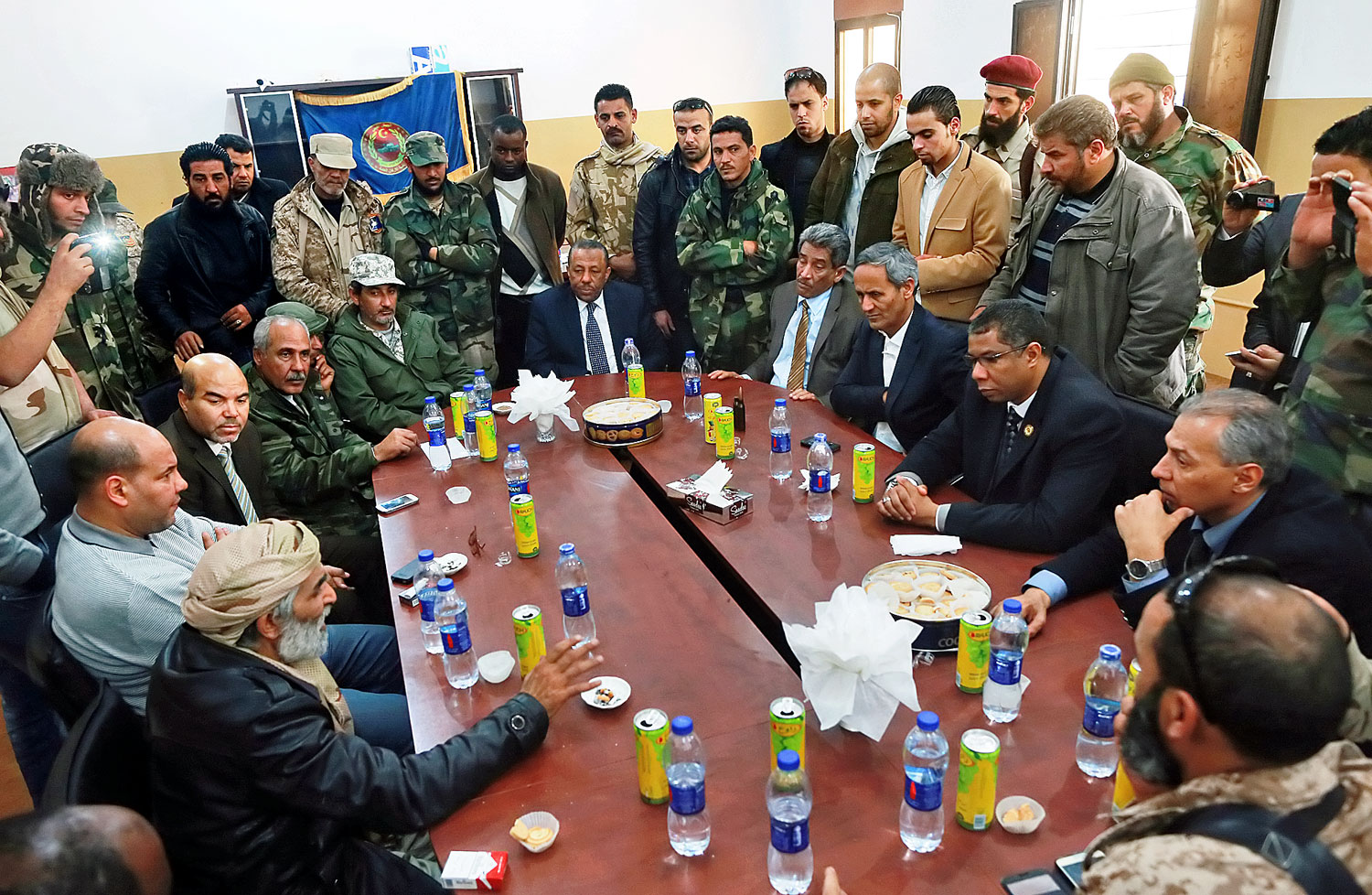 Líbia nemzetközileg elismert kormányfője, Abdullah al-Tinni (középen) minisztereivel és katonai vezetőkkel tanácskozik Bengáziban