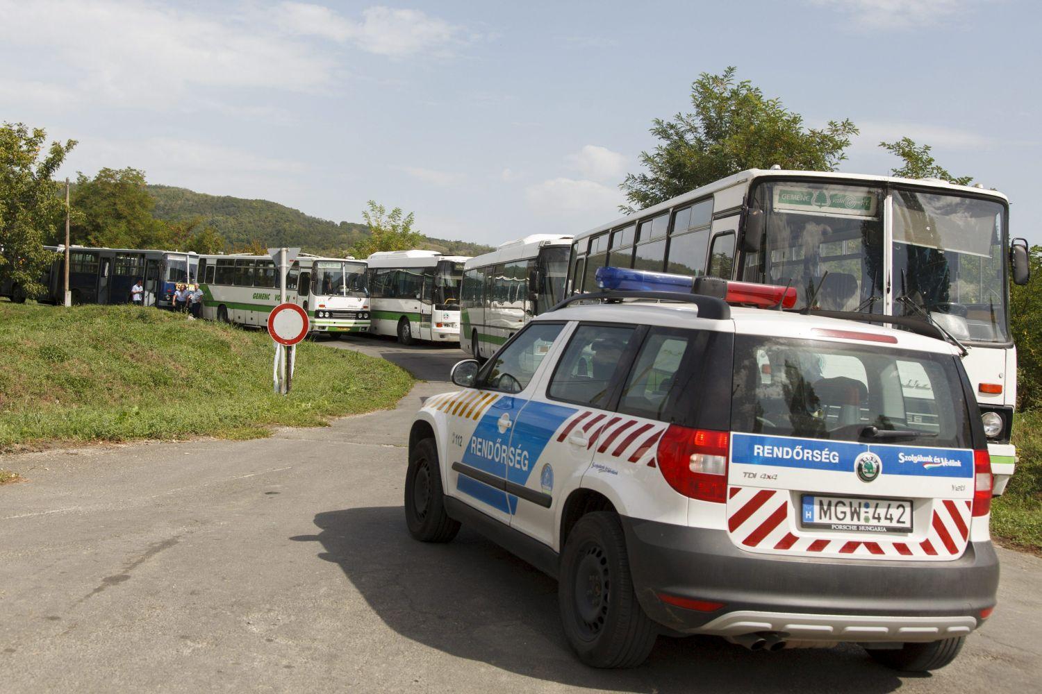 Migránsok elszállítására rendelt buszok várakoznak Siklós határában. A rendőrök 453, főként szír és afgán menekültet állítottak elő szeptember 17-én éjfélig Baranya megyében